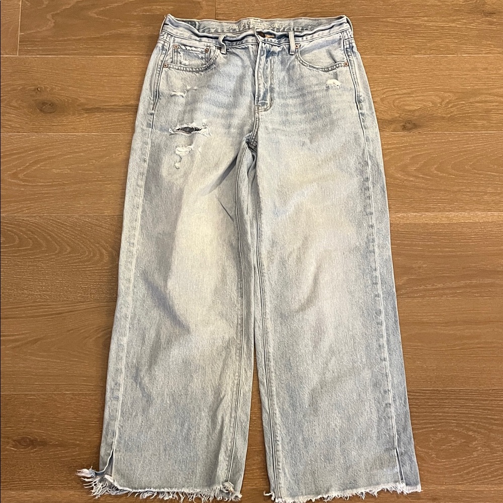 American Eagle Light Wash Distressed Skater Jeans size 8 short inseam